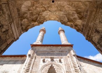 Sivas: Kongrenin, Aşıkların ve Tarihin Sessiz Çığlığı